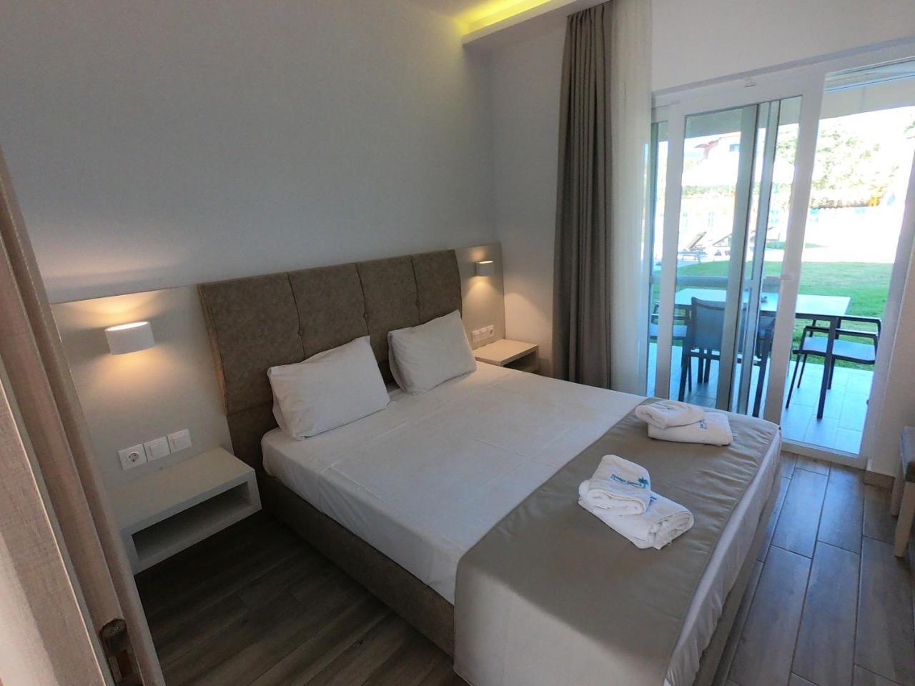 Finikas Garden Beach Resort Nikiti Kültér fotó