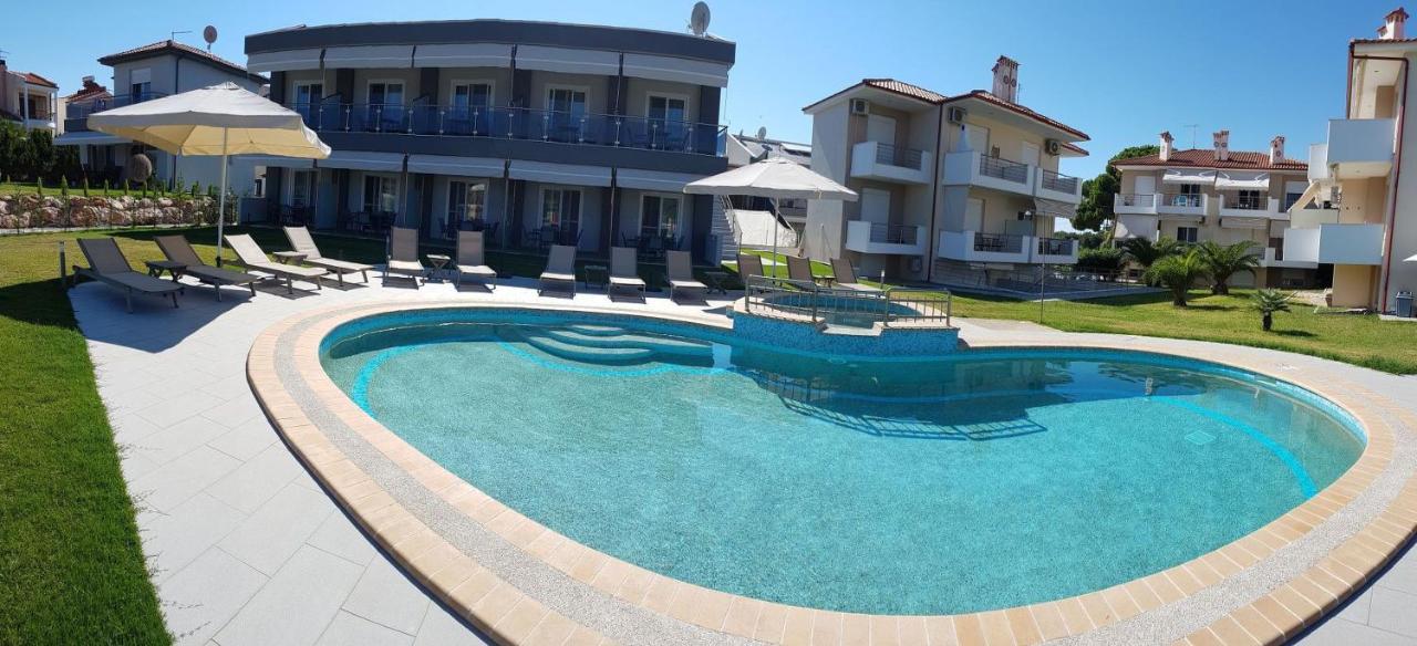 Finikas Garden Beach Resort Nikiti Kültér fotó