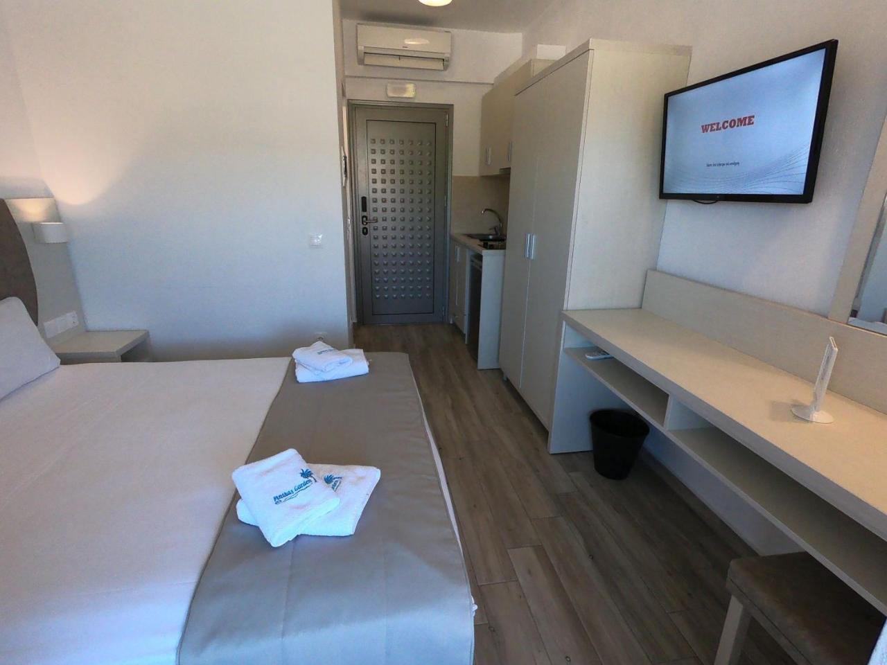 Finikas Garden Beach Resort Nikiti Kültér fotó